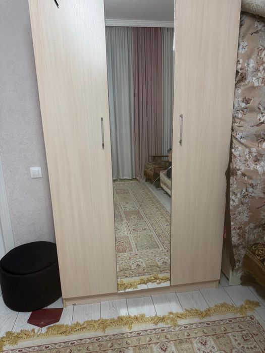 Продам шкаф с зеркалом