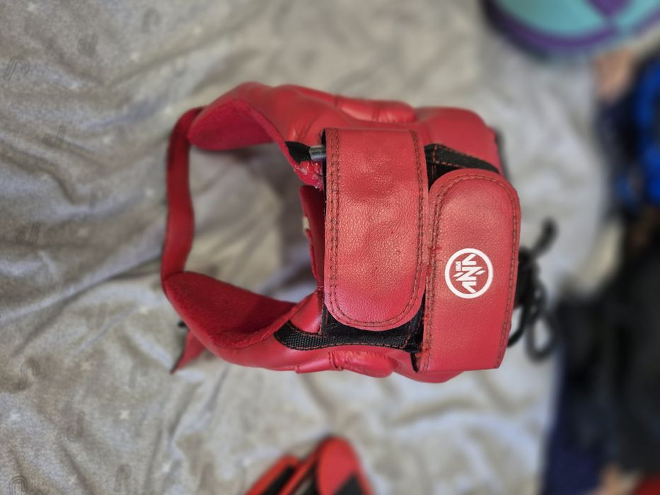 Два шлема синий и красный