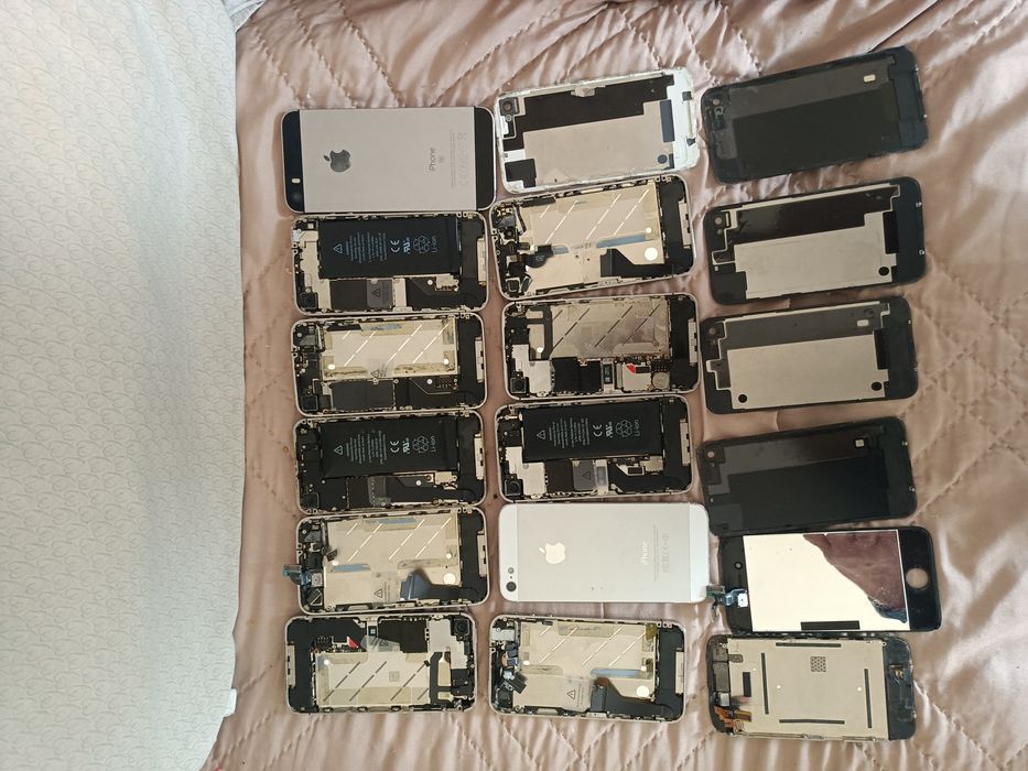 Лот от телефони iPhone