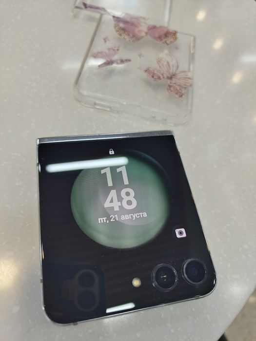 Продам срочно, в отличном состоянии Samsung Z flip 5 , 512 гиг