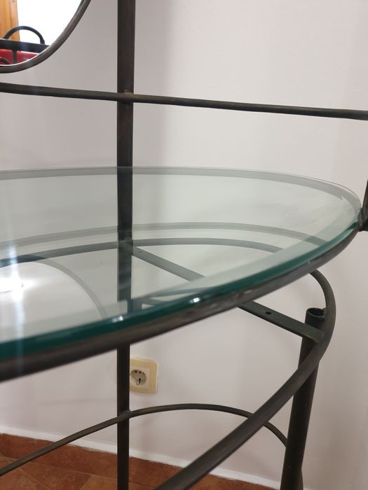 Тоалетка със стъклена основа и огледало от ковано желязо