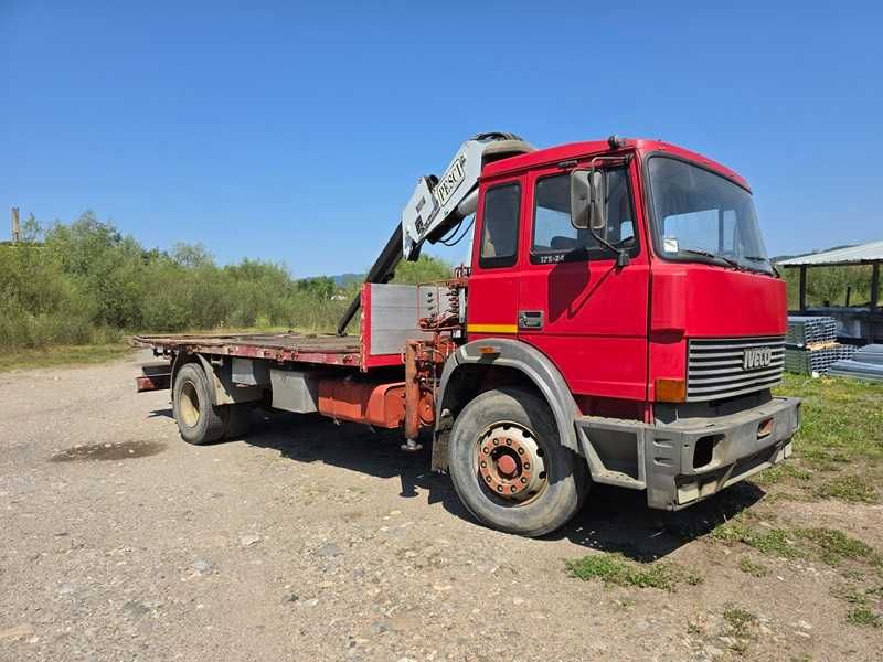 Camion cu macara