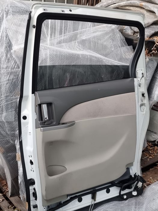 Дверь на Toyota Estima  2008 год