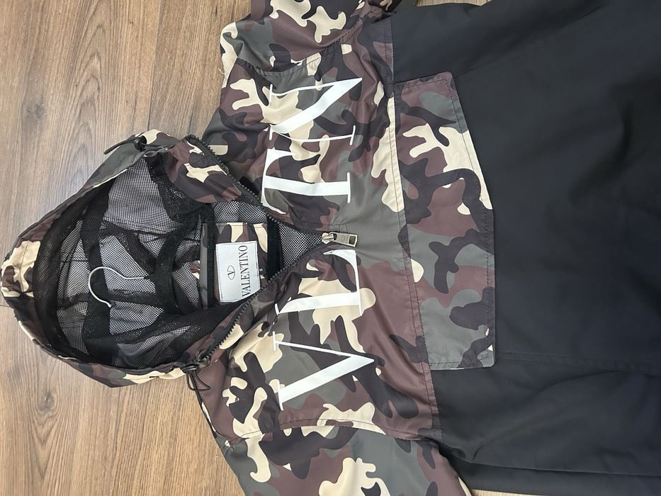 Мъжко спортно яке размер S ветровка с размер Valentino