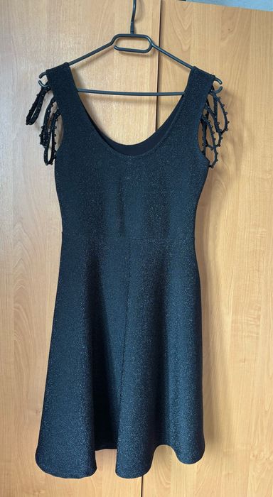 Блестяща черна рокля с ефектни детайли на раменете