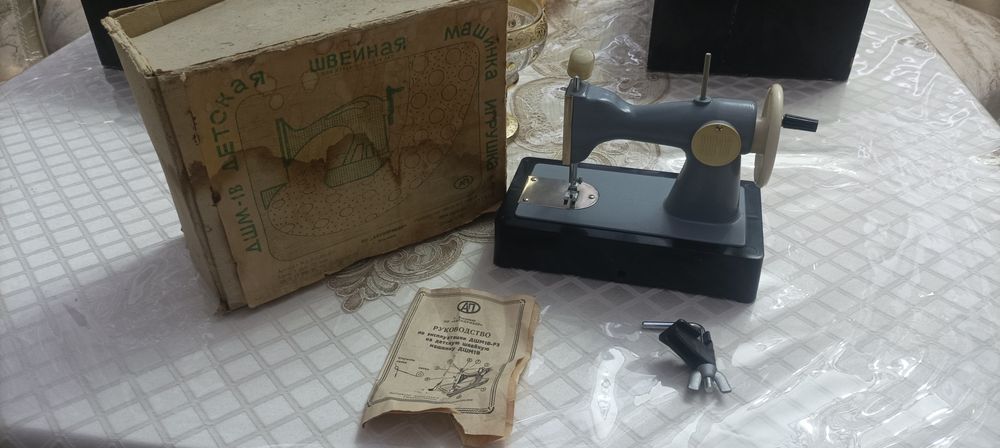 Sotiladi qiz bolalar uchun oʻyinchoq tikuv mashinasi