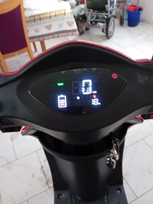 Se vinde acest triciclu este nou ,preț 5.000 de lei ,,negociabil ,,la