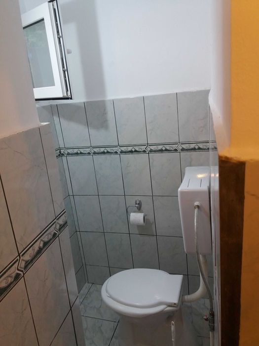 Inchiriez garsoniera la casa ,central,singur in curte mica