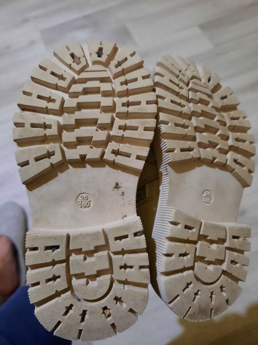 Продам демисезонные ботинки девочк