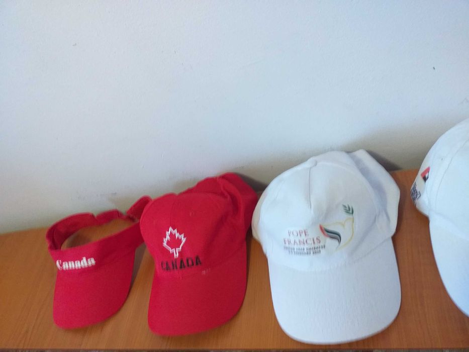 4 Sapca,2 rosii sigla Canada;-Şapcă Colecţie Papa Francis 2019