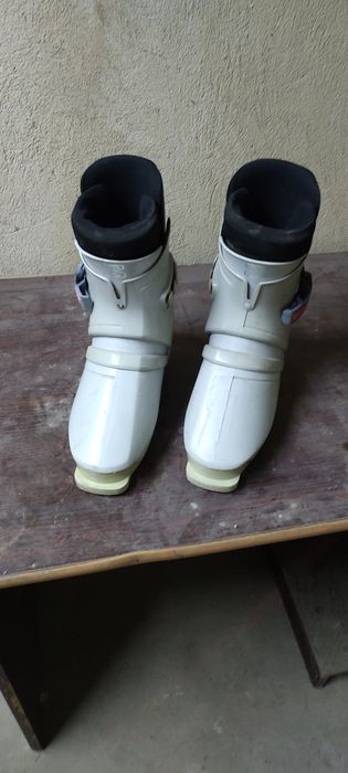 Продавам ски,щеки,обувки