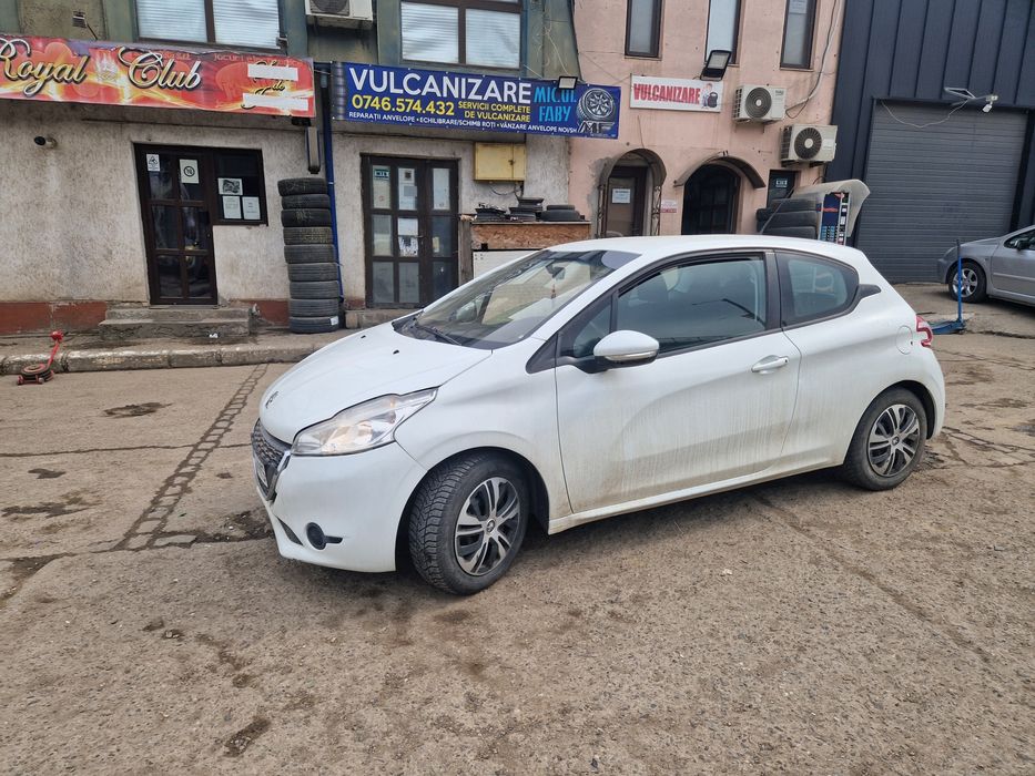 Peugeot 208  1.0 2013