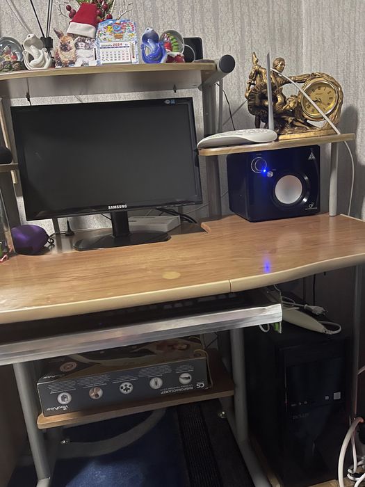 Компьютер со столом в комплекте