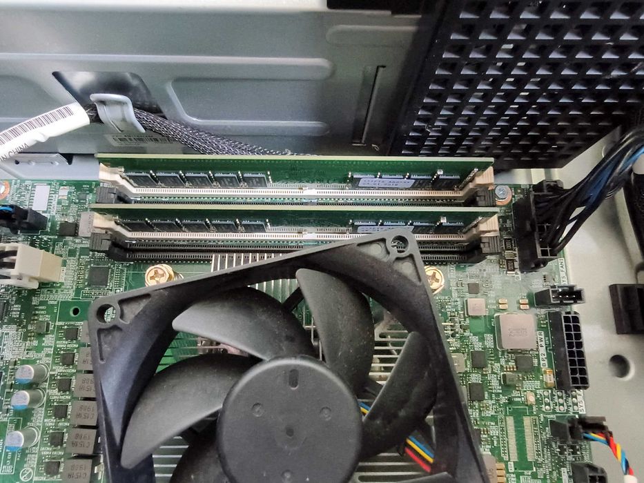 Офис сървър Lenovo ThinkSystem ST250 Tower 4LFF Xeon E-2236 32GB RAID 530-8i MT: 7Y45