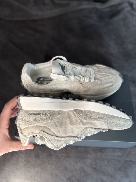 New Balance 327 gri deschis cu logo bej piele intoarsa marimea 40 noi