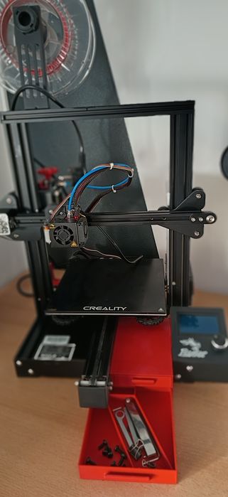 Vând imprimanta 3D Ender 3 pro