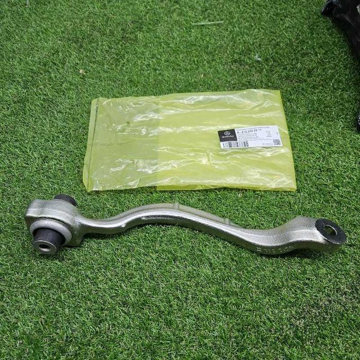 Поперечный рычаг Mercedes E W212 перед. лев.