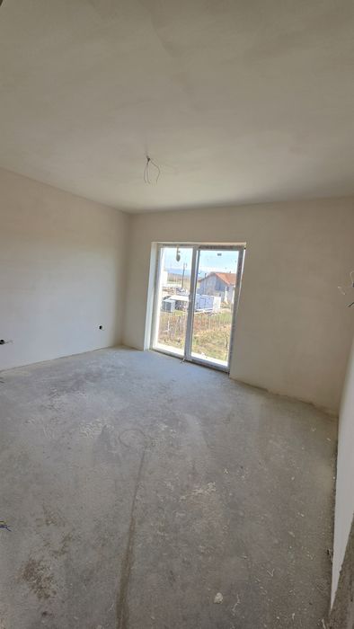 Comision 0! Etaj 1, living și bucătărie, baie, balcon, 2 dormitoare.