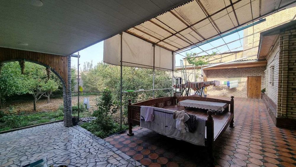 Дом в Центре Янгибазара ( Участок для офиса, магазина, отеля, кафе)