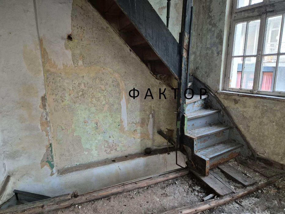 Триетажна къща в Капана