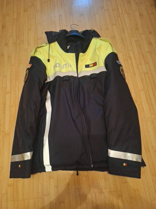 Ghete iarna, marimea 42 si geaca cu embleme marimea 60 II. Geaca se vi