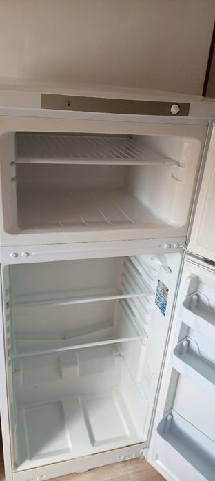 Продается двухсекционный холодильник Indesit.