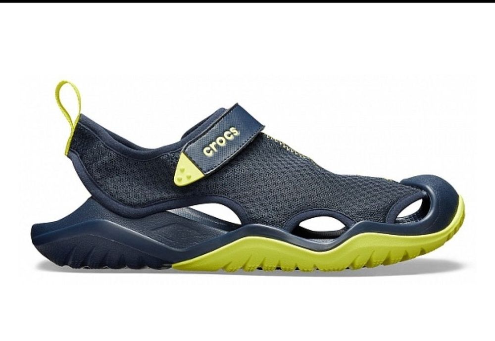 Сандалии Crocs в ассортименте.