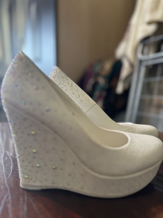 Туфли белые со стразами