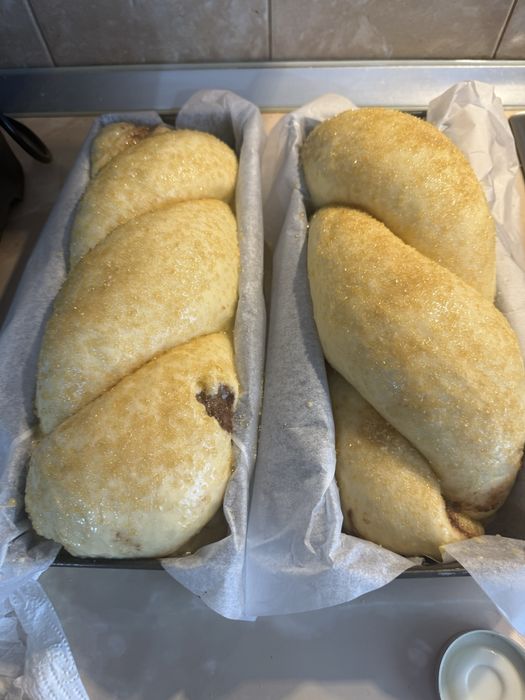 Cozonac de casa cu cacao, nuca, stafide, rahat