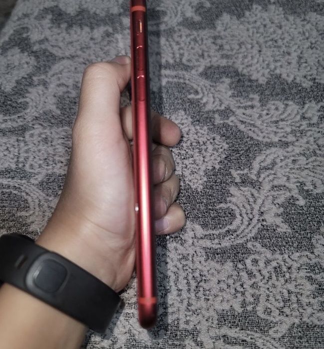 Iphone se 2020 rangi qizil