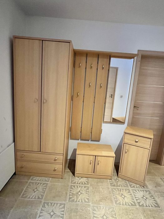 Портманто с два гардероба, закачалки, огледало и шкафчета