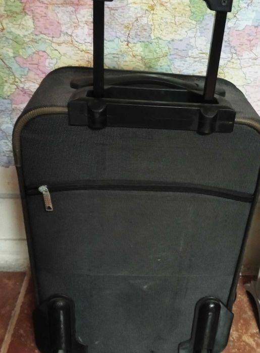 Куфар с дръжка на колела