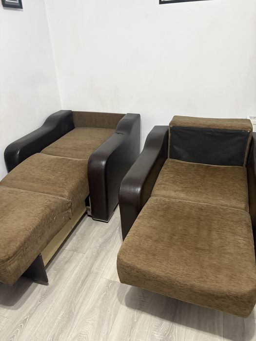 Vind  2 fotolii tip pat din piele