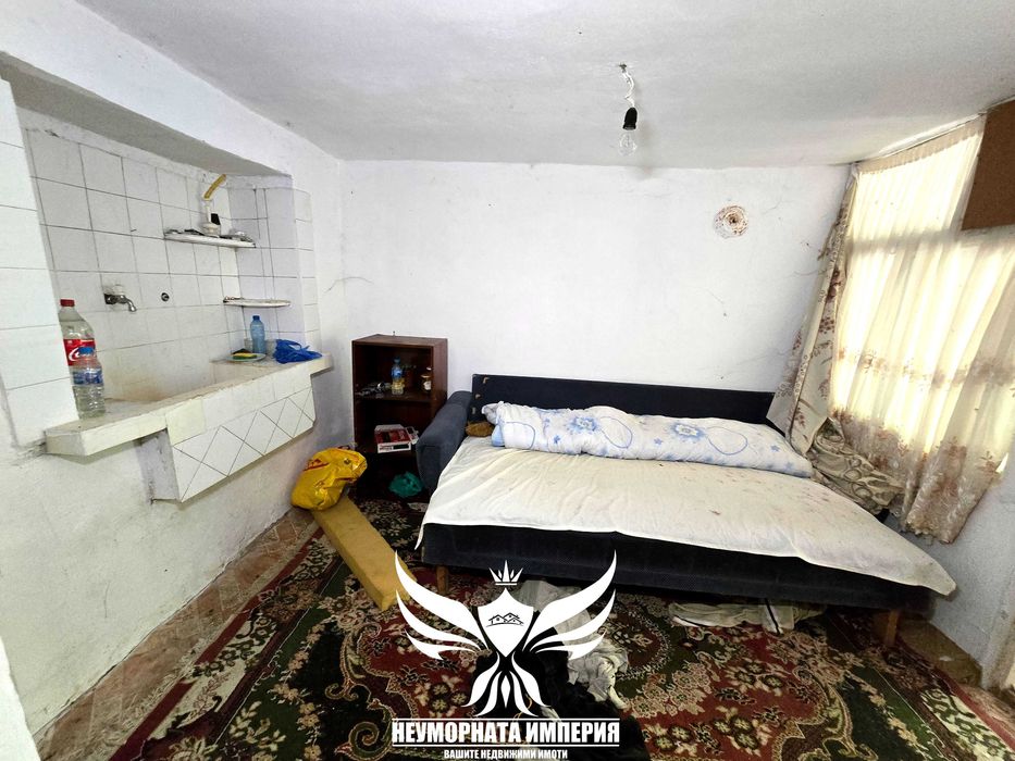 Продавам двуетажна къща 160РЗП и селскостопанска сграда 50кв.м. с широк двор 850кв.м. в с.Тополово