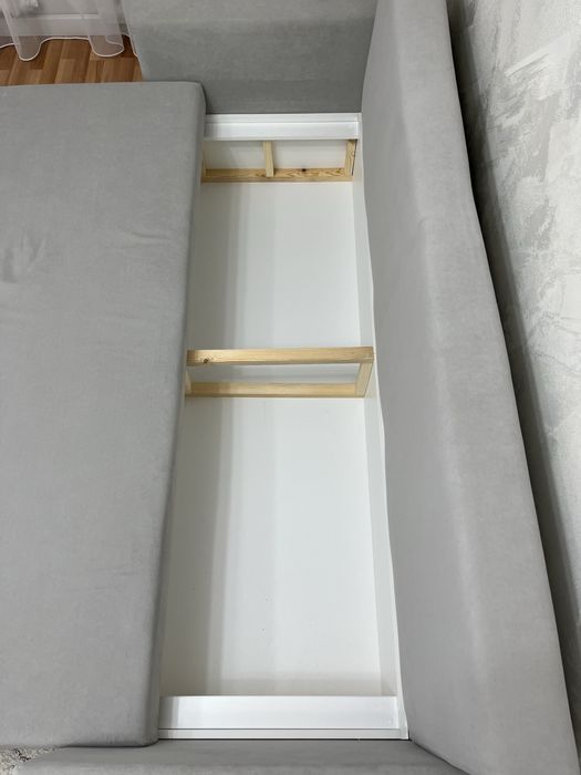 Диван с подушками