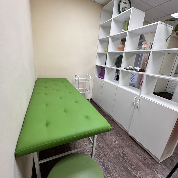 Сдаеться кушетка в студии красоты