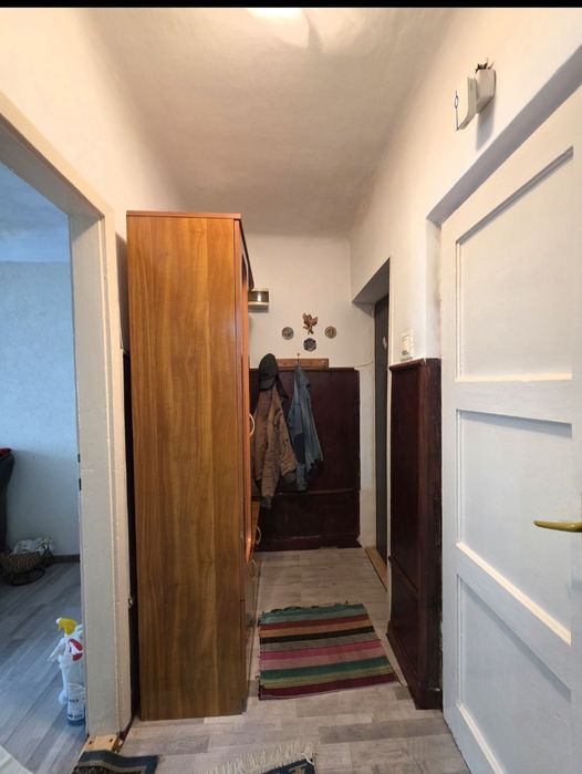 De vânzare Apartament 3 camere • Ștefan Luchian • Etajul 2 din 2 • Suprafață utilă 52,97mp + boxă 3,48mp • Necesită renovare • Preț ușor negociabil !