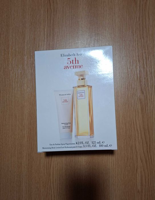 Set Elizabeth Arden nou apă de parfum și loțiune de corp