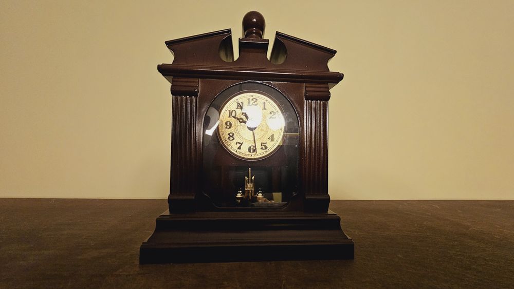 Ceas de masa de culoare maro