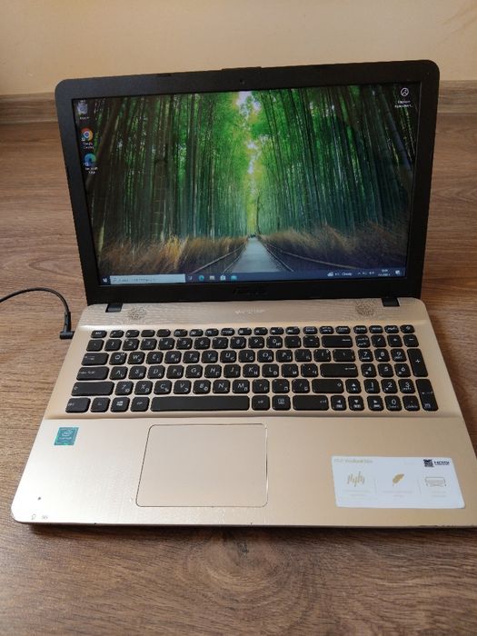 Лаптоп asus vivoBook Max