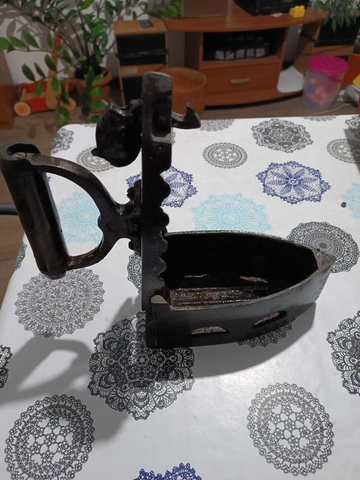 Стара ютия на жар