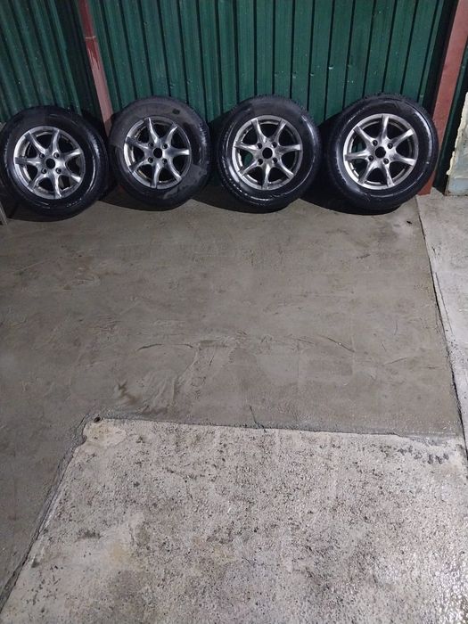 Продам диски с резиной комплект.