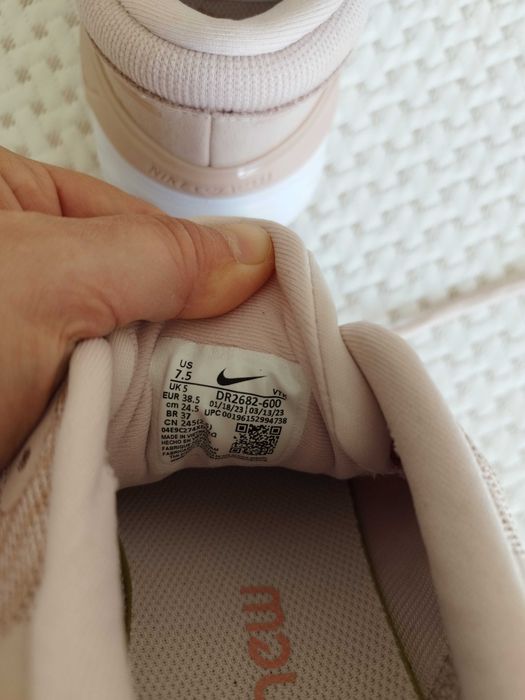 Маратонки NIKE нови