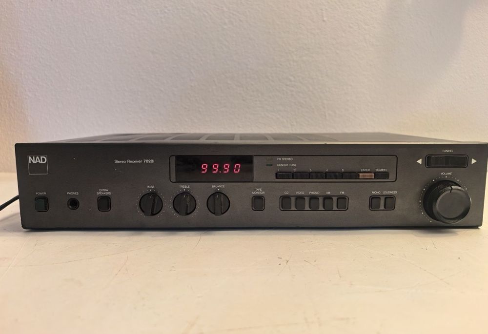 Amplificator NAD 7020i statie