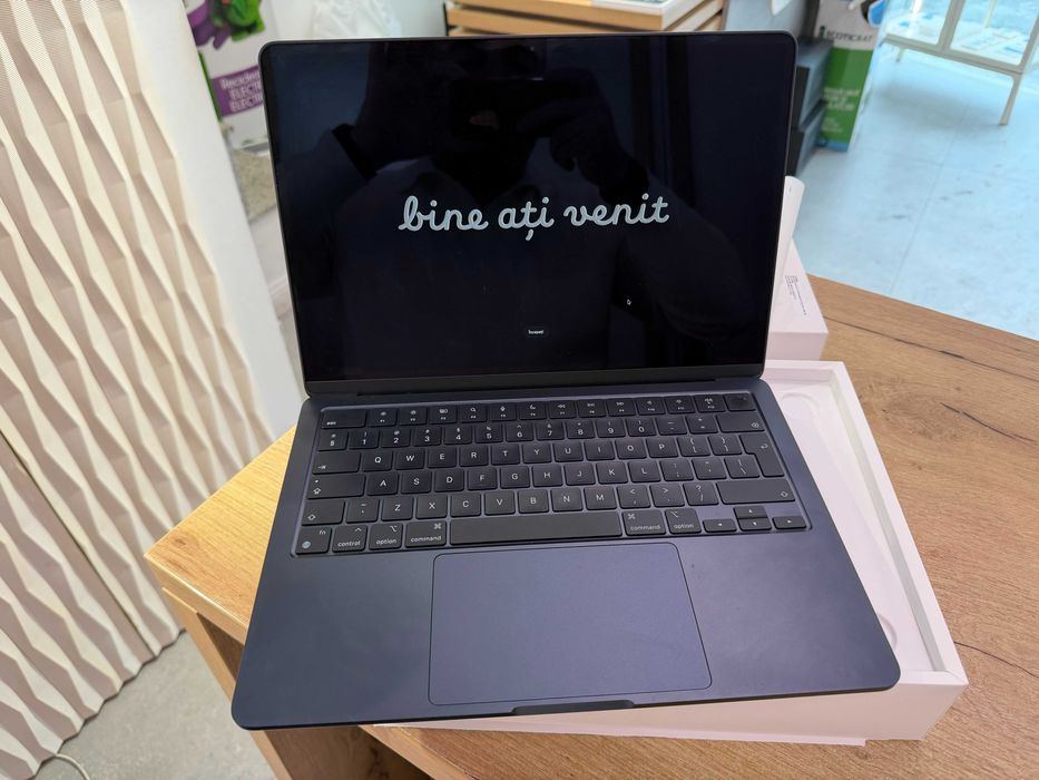 MacBook Air M2 2022 – 16GB RAM – 256GB SSD – 100% baterie – ca nou