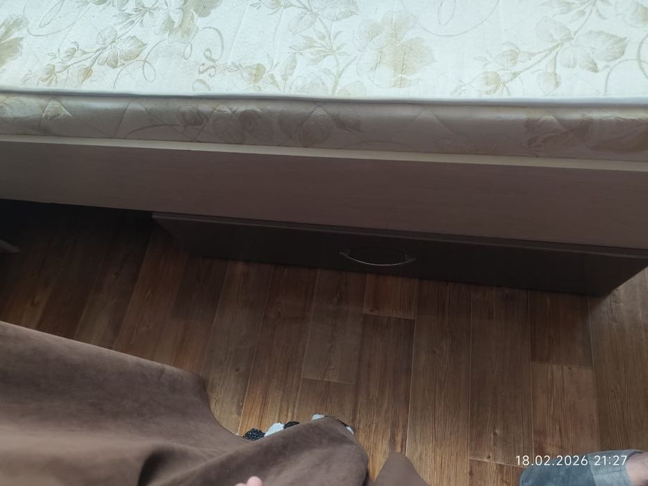 Кровать тумбочки комод с зеркалом гарнитур