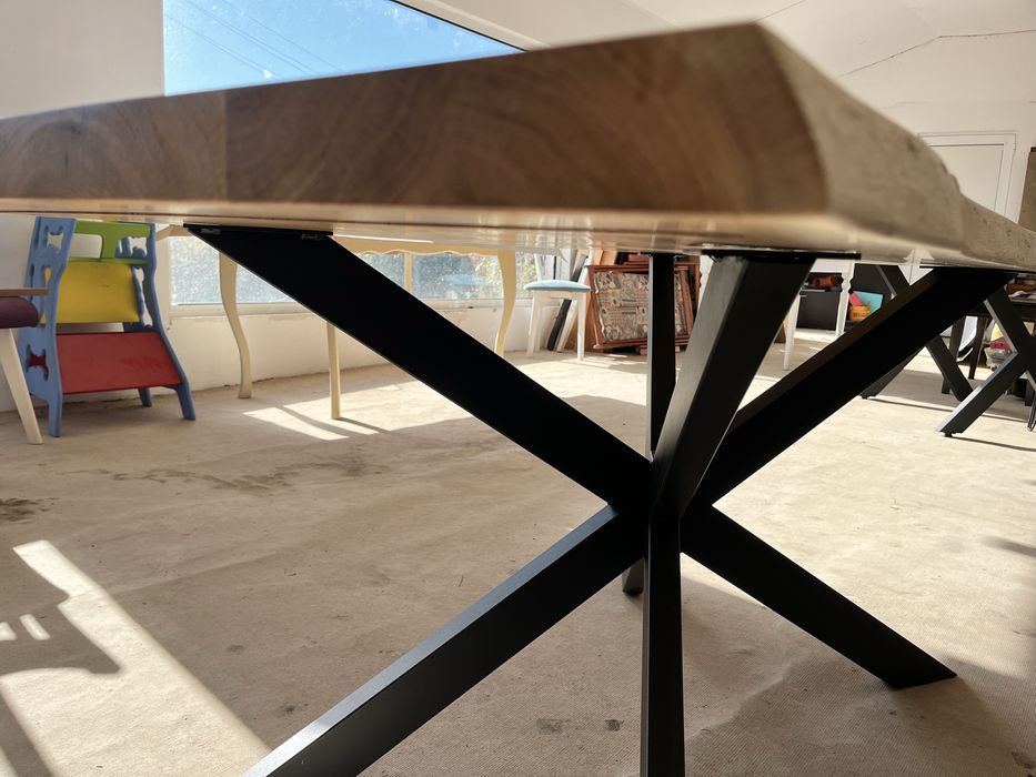 Трапезна маса от масивен дъб с метални крака