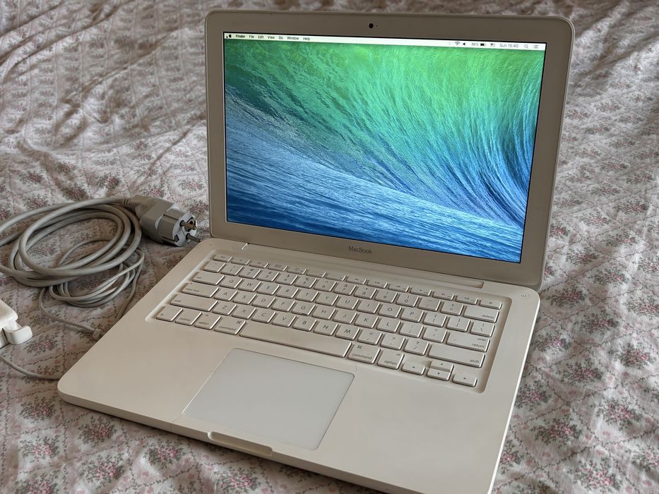 Apple MacBook white Late 2009 перфектно работещ