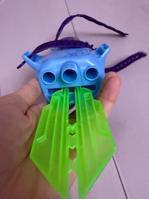 Nerf пистолет на руку с мячом