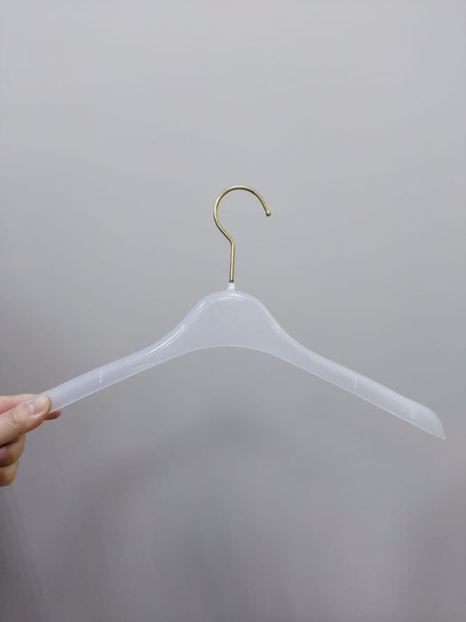 СРОЧНО ПРОДАЮТСЯ  кронштейн, стулья, вешалки